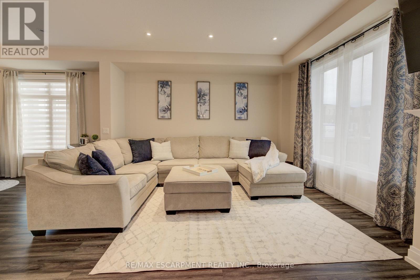 50 Kenesky Drive, Hamilton, ON - Indoor Photo Showing Living Room