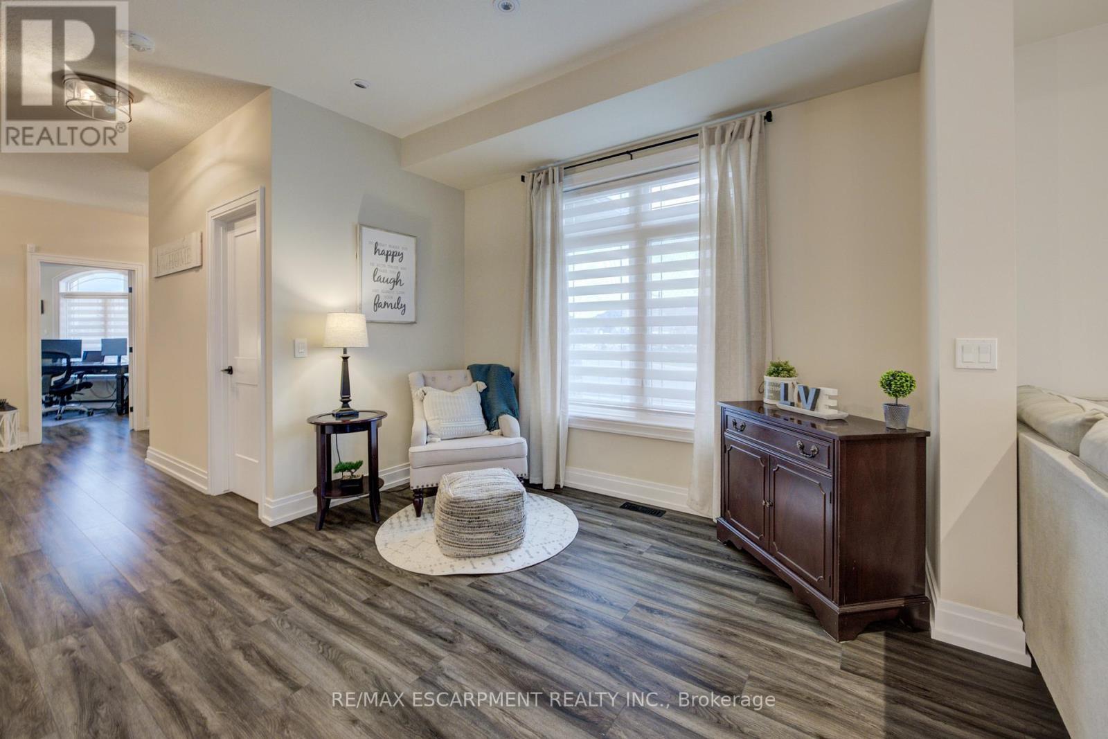 50 Kenesky Drive, Hamilton, ON - Indoor Photo Showing Living Room