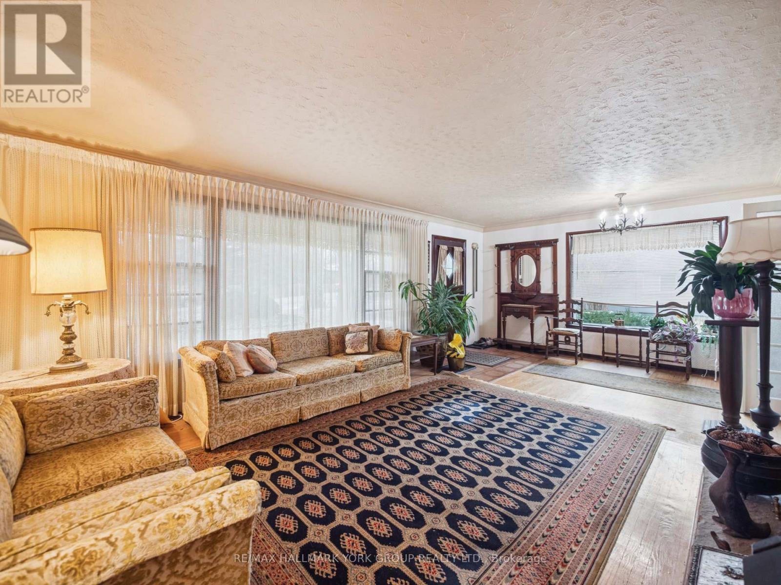 60 Charles Street, King, ON - Indoor Photo Showing Living Room