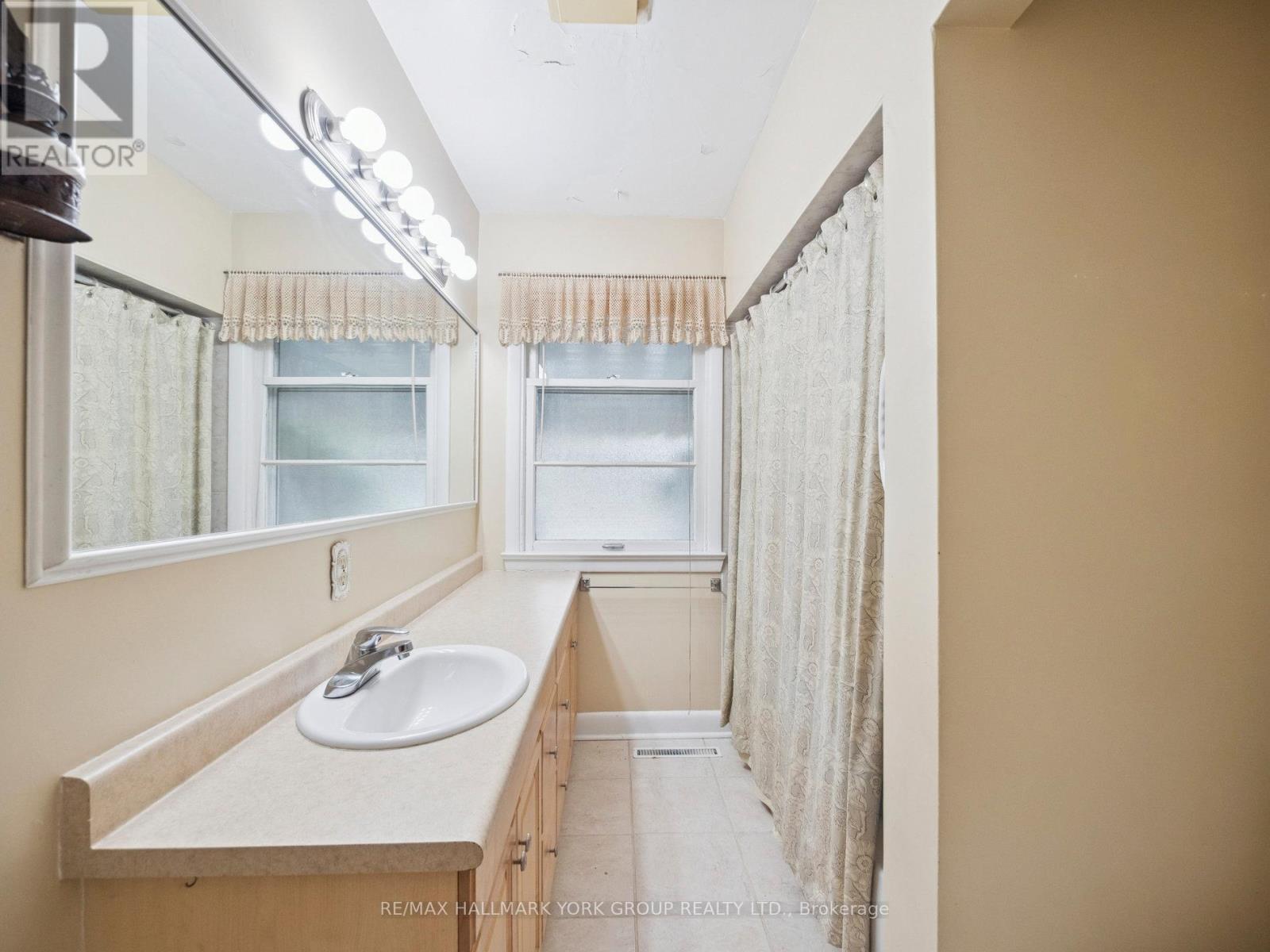 60 Charles Street, King, ON - Indoor Photo Showing Bathroom
