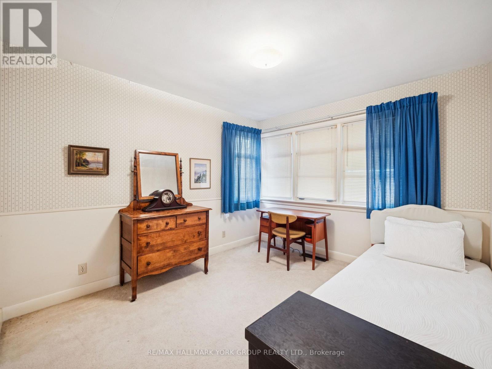 60 Charles Street, King, ON - Indoor Photo Showing Bedroom