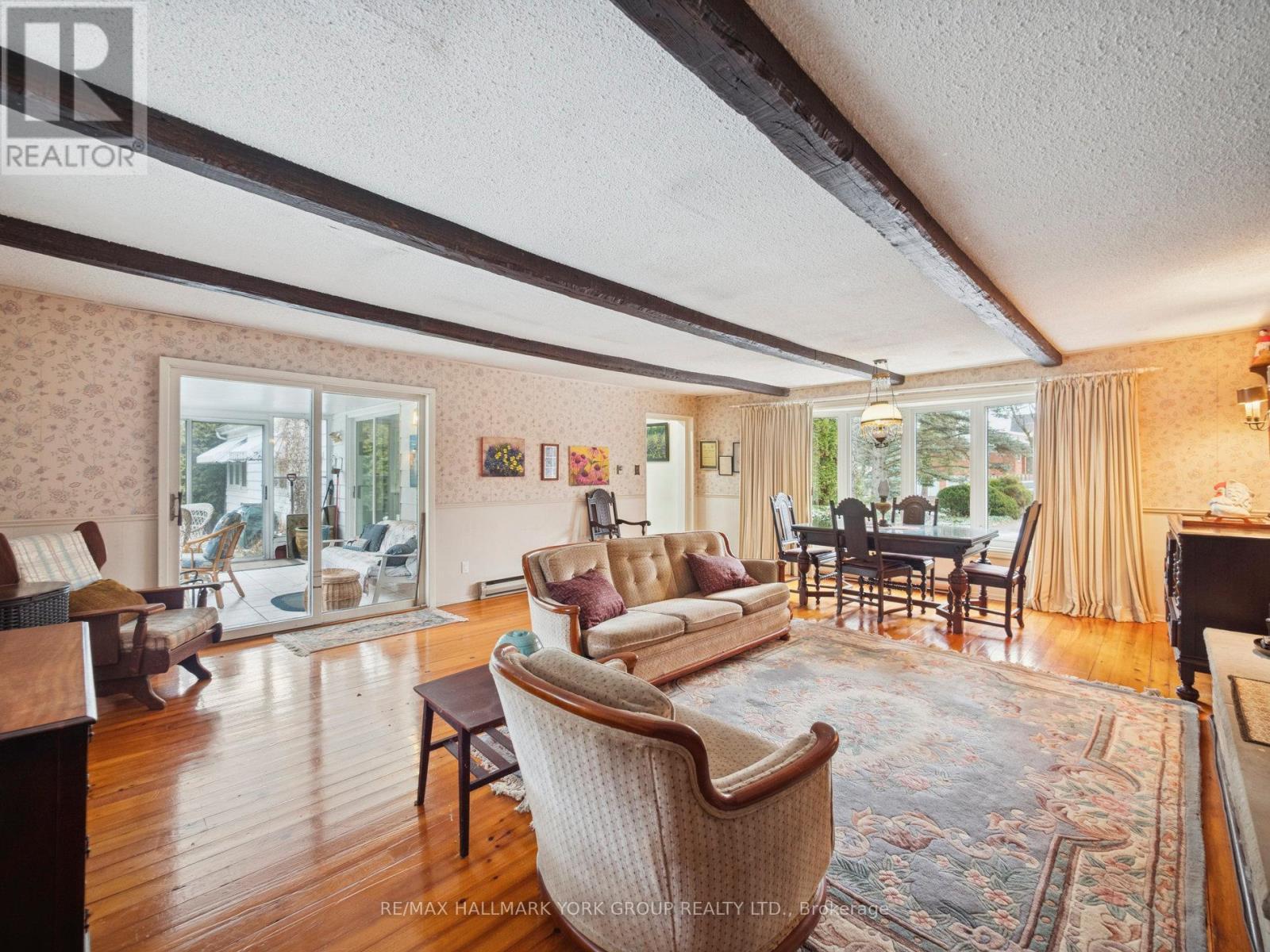 60 Charles Street, King, ON - Indoor Photo Showing Living Room