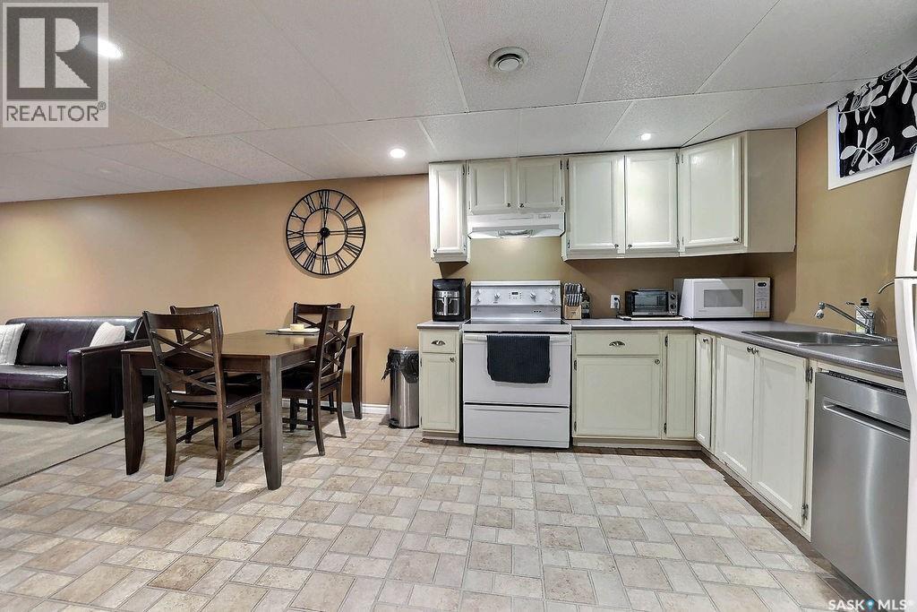 66 Sneath Crescent, Regina, SK - Indoor Photo Showing Kitchen