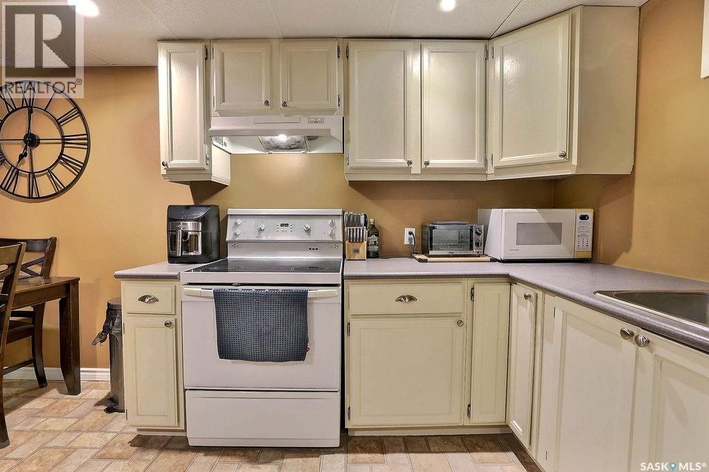 66 Sneath Crescent, Regina, SK - Indoor Photo Showing Kitchen