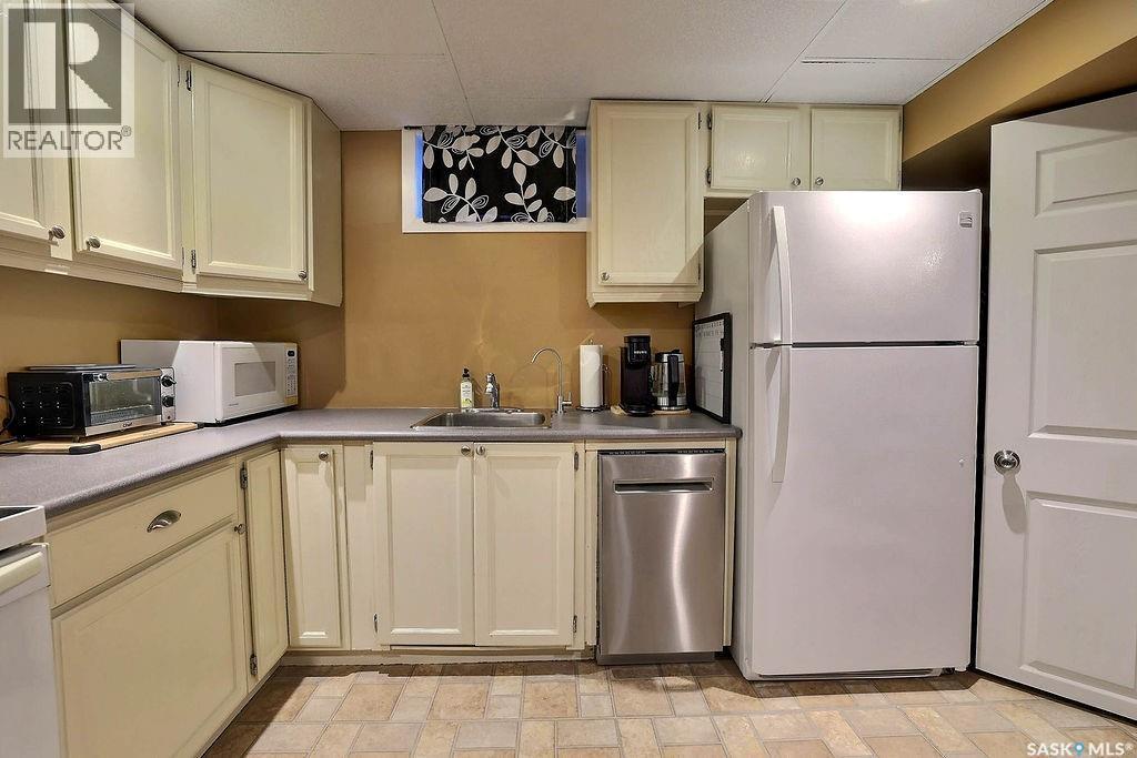 66 Sneath Crescent, Regina, SK - Indoor Photo Showing Kitchen
