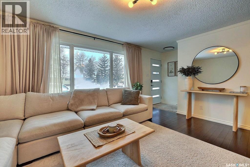 66 Sneath Crescent, Regina, SK - Indoor Photo Showing Living Room