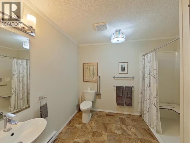 15-8425 Highway 101, Powell River, BC - Indoor Photo Showing Bathroom