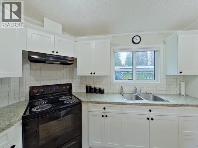 15-8425 Highway 101, Powell River, BC - Indoor Photo Showing Kitchen With Double Sink