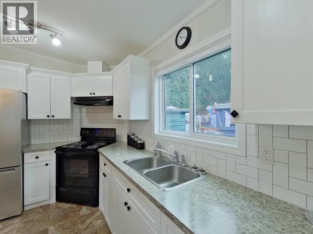 15-8425 Highway 101, Powell River, BC - Indoor Photo Showing Kitchen With Double Sink