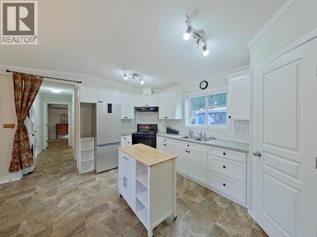 15-8425 Highway 101, Powell River, BC - Indoor Photo Showing Kitchen With Double Sink