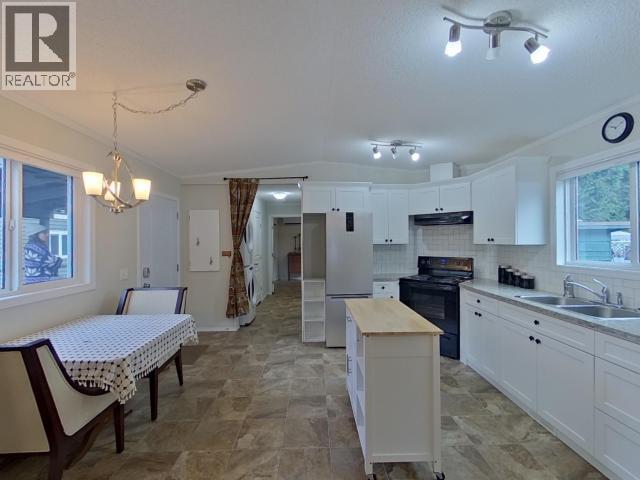 15-8425 Highway 101, Powell River, BC - Indoor Photo Showing Kitchen With Double Sink
