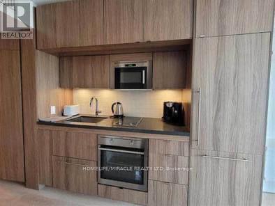 803 - 155 Yorkville Avenue, Toronto, ON - Indoor Photo Showing Kitchen