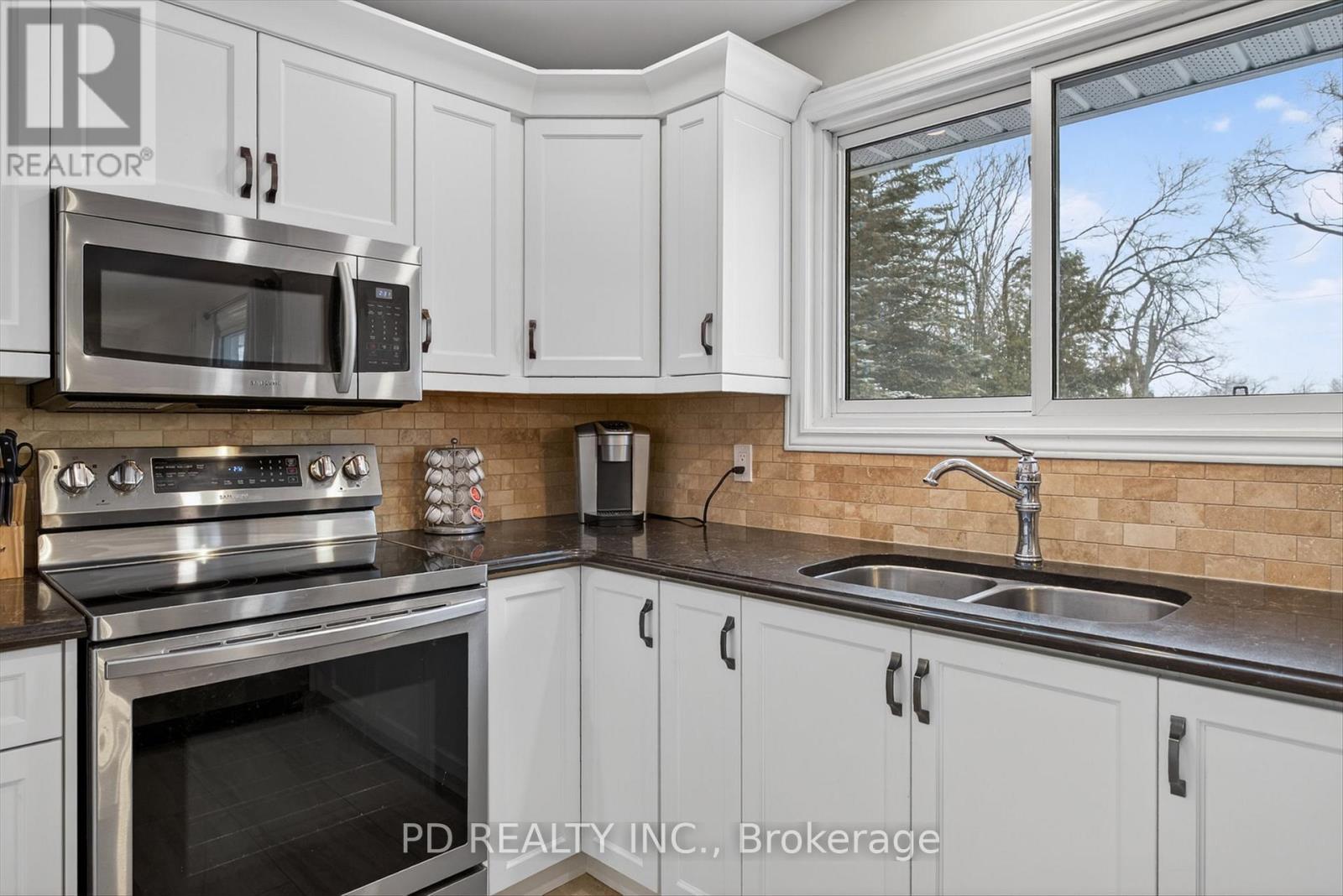 308 Cross Creek Road, Kawartha Lakes (Ops), ON - Indoor Photo Showing Kitchen With Double Sink