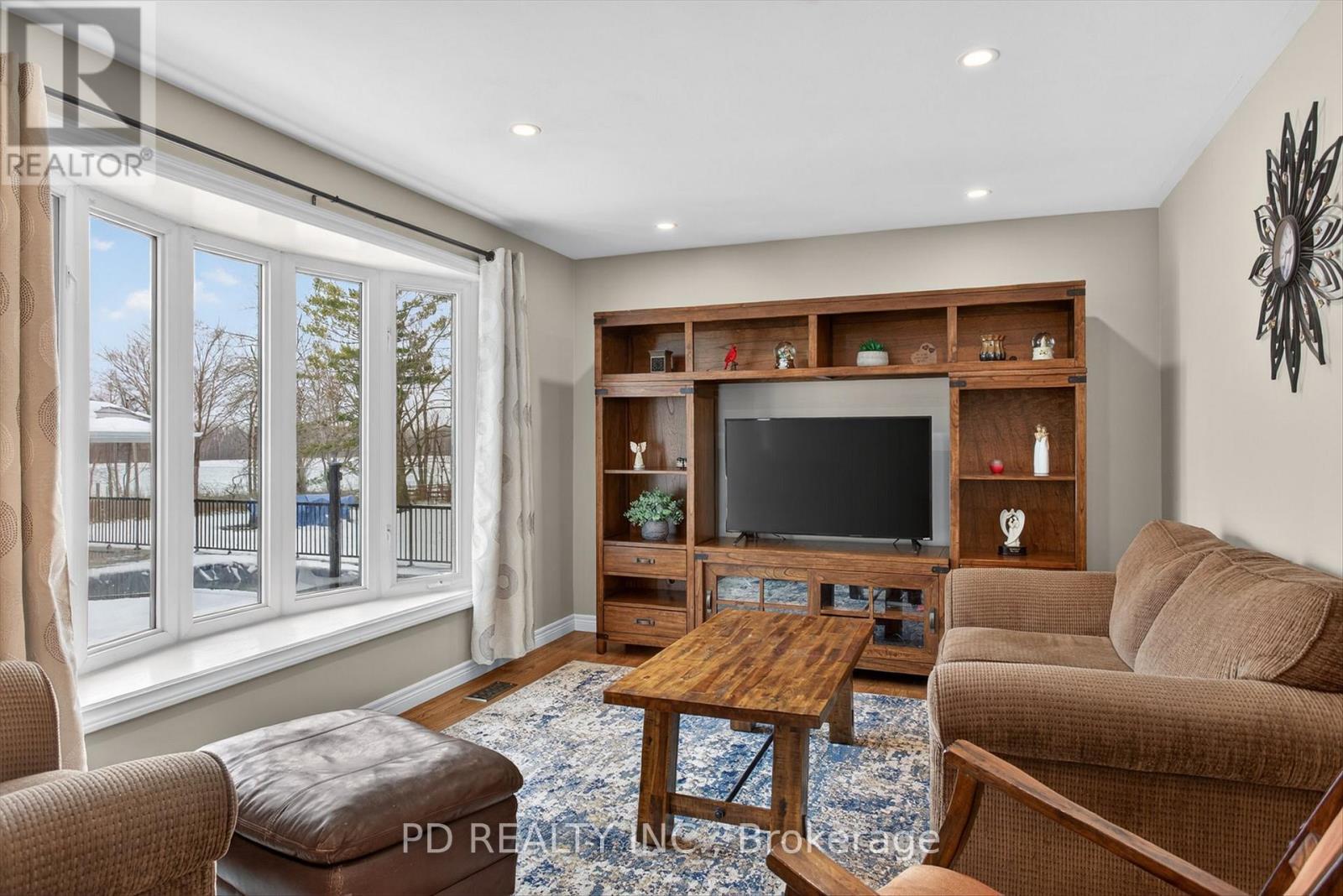 308 Cross Creek Road, Kawartha Lakes (Ops), ON - Indoor Photo Showing Living Room