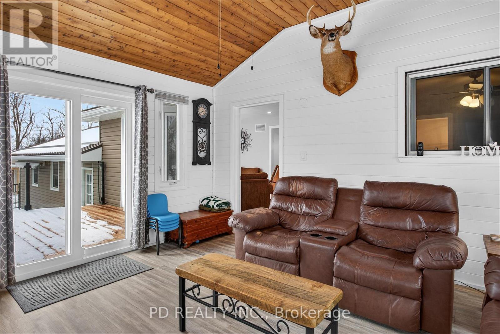 308 Cross Creek Road, Kawartha Lakes (Ops), ON - Indoor Photo Showing Living Room