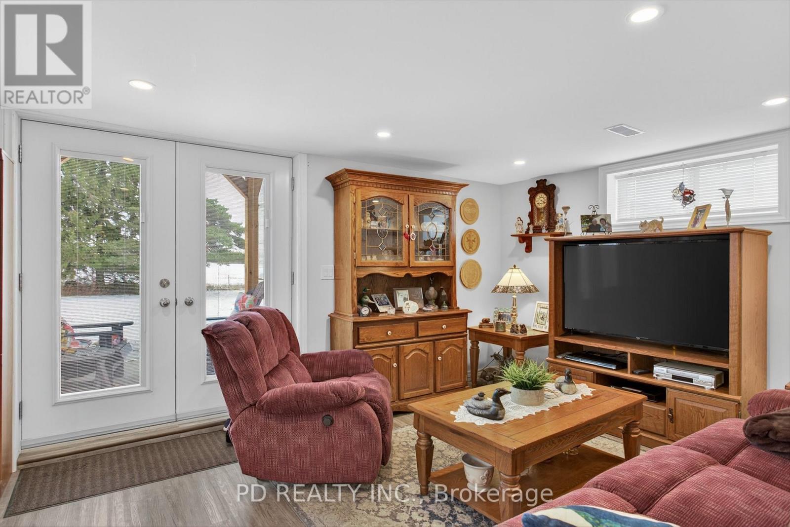 308 Cross Creek Road, Kawartha Lakes (Ops), ON - Indoor Photo Showing Living Room