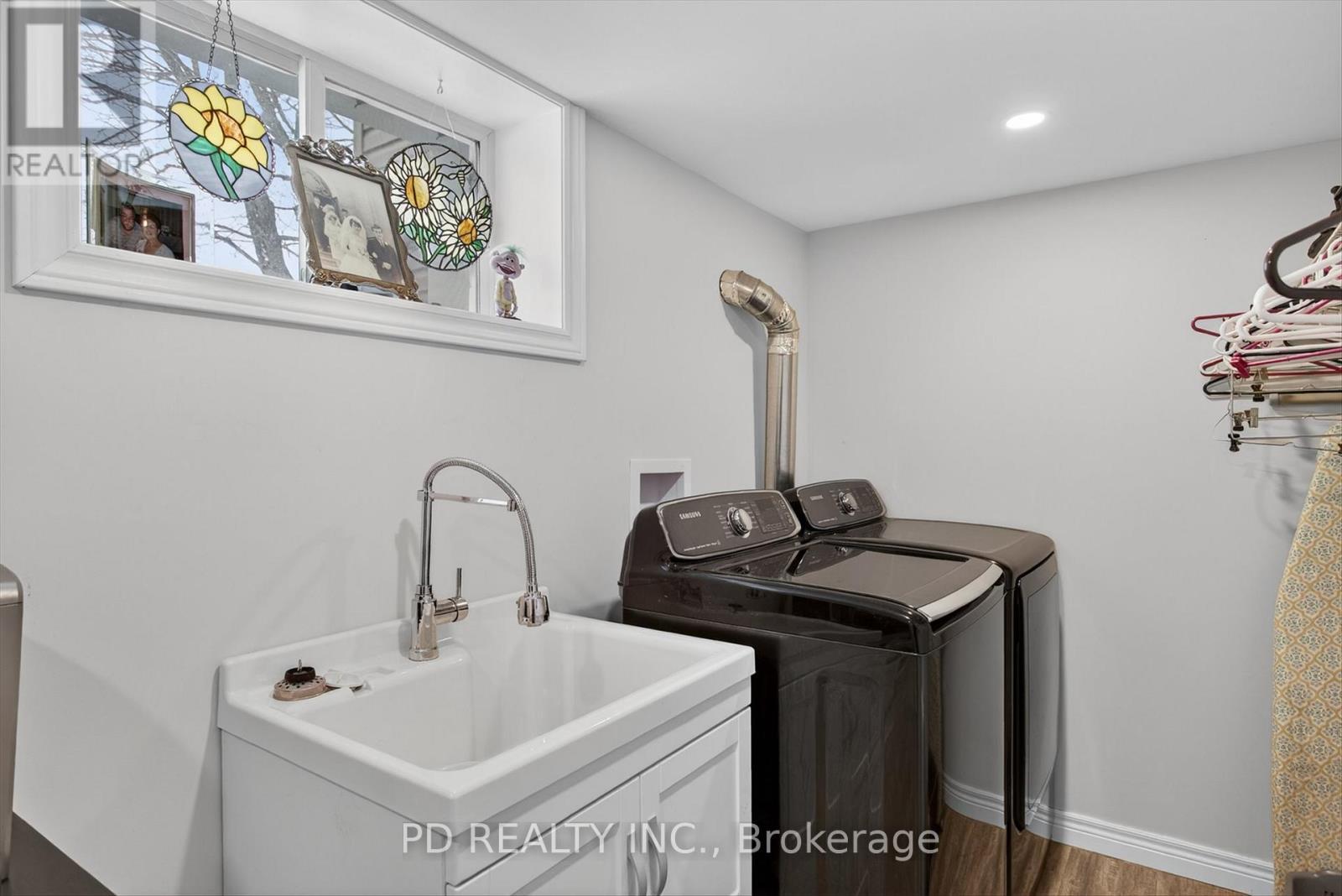 308 Cross Creek Road, Kawartha Lakes (Ops), ON - Indoor Photo Showing Laundry Room