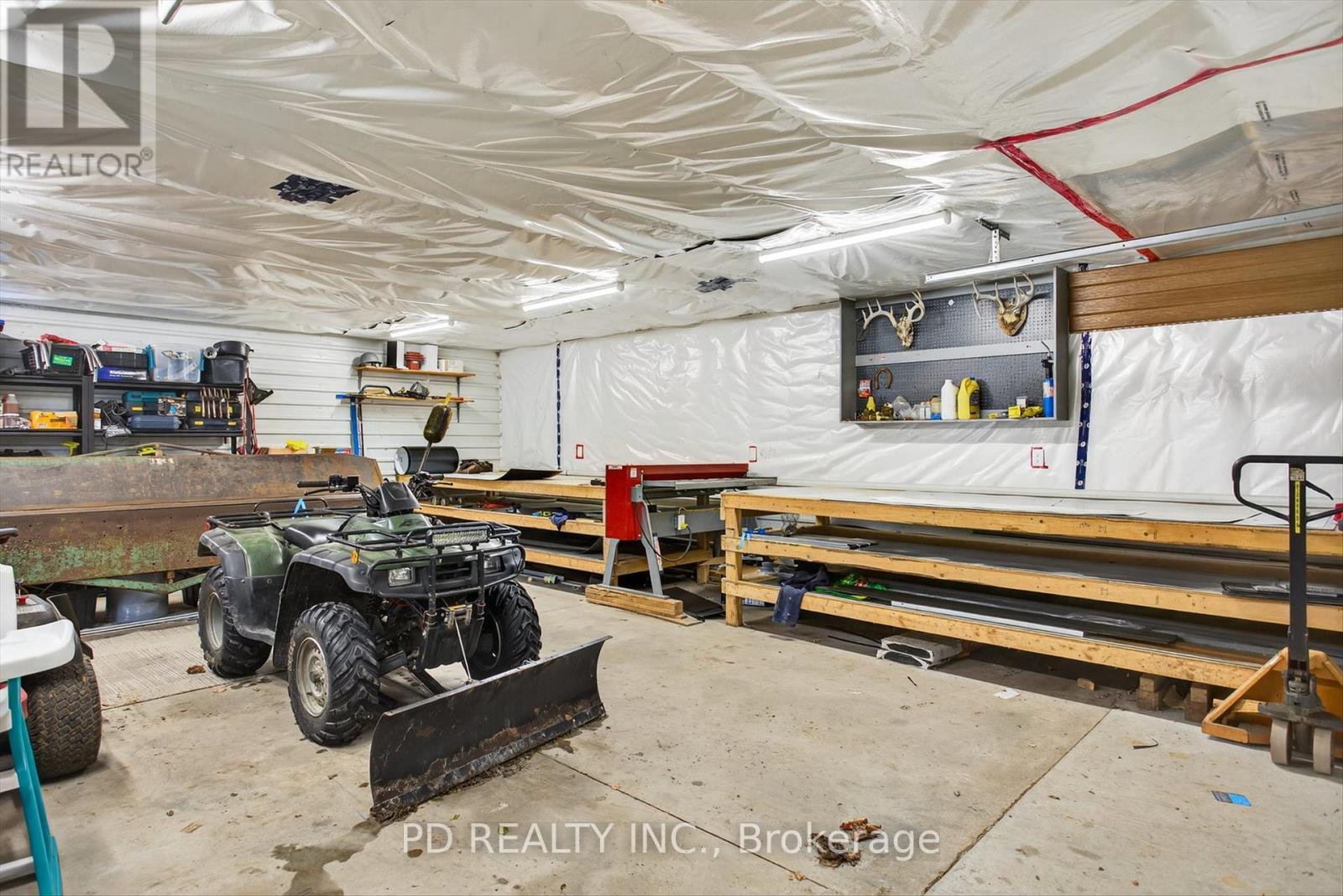 308 Cross Creek Road, Kawartha Lakes (Ops), ON - Indoor Photo Showing Garage