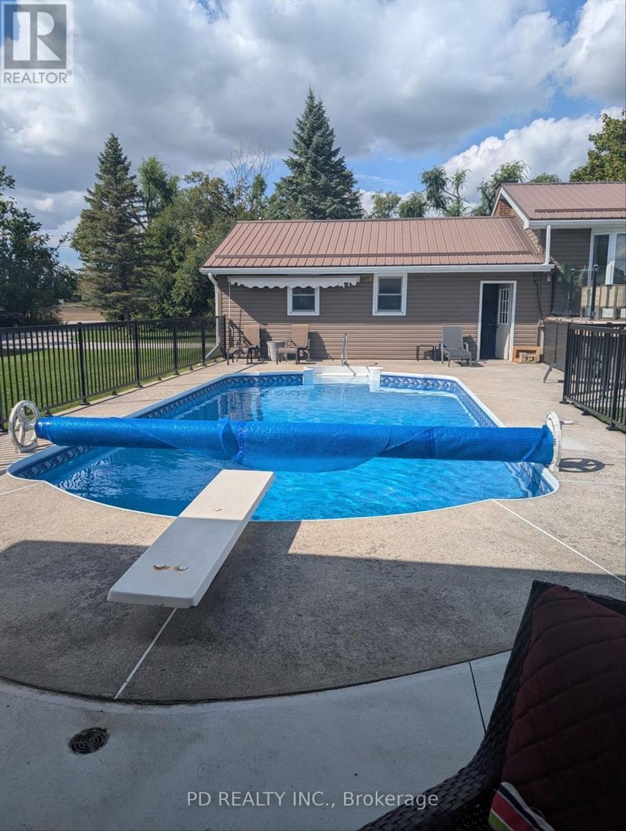 308 Cross Creek Road, Kawartha Lakes (Ops), ON - Outdoor With In Ground Pool