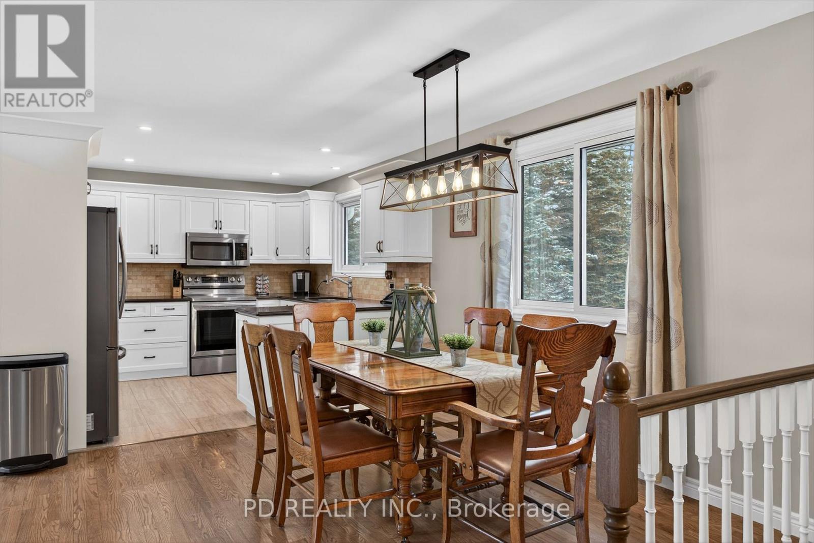 308 Cross Creek Road, Kawartha Lakes (Ops), ON - Indoor Photo Showing Dining Room