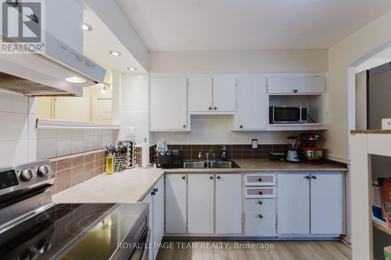 408A - 2044 Arrowsmith Drive, Ottawa, ON - Indoor Photo Showing Kitchen With Double Sink