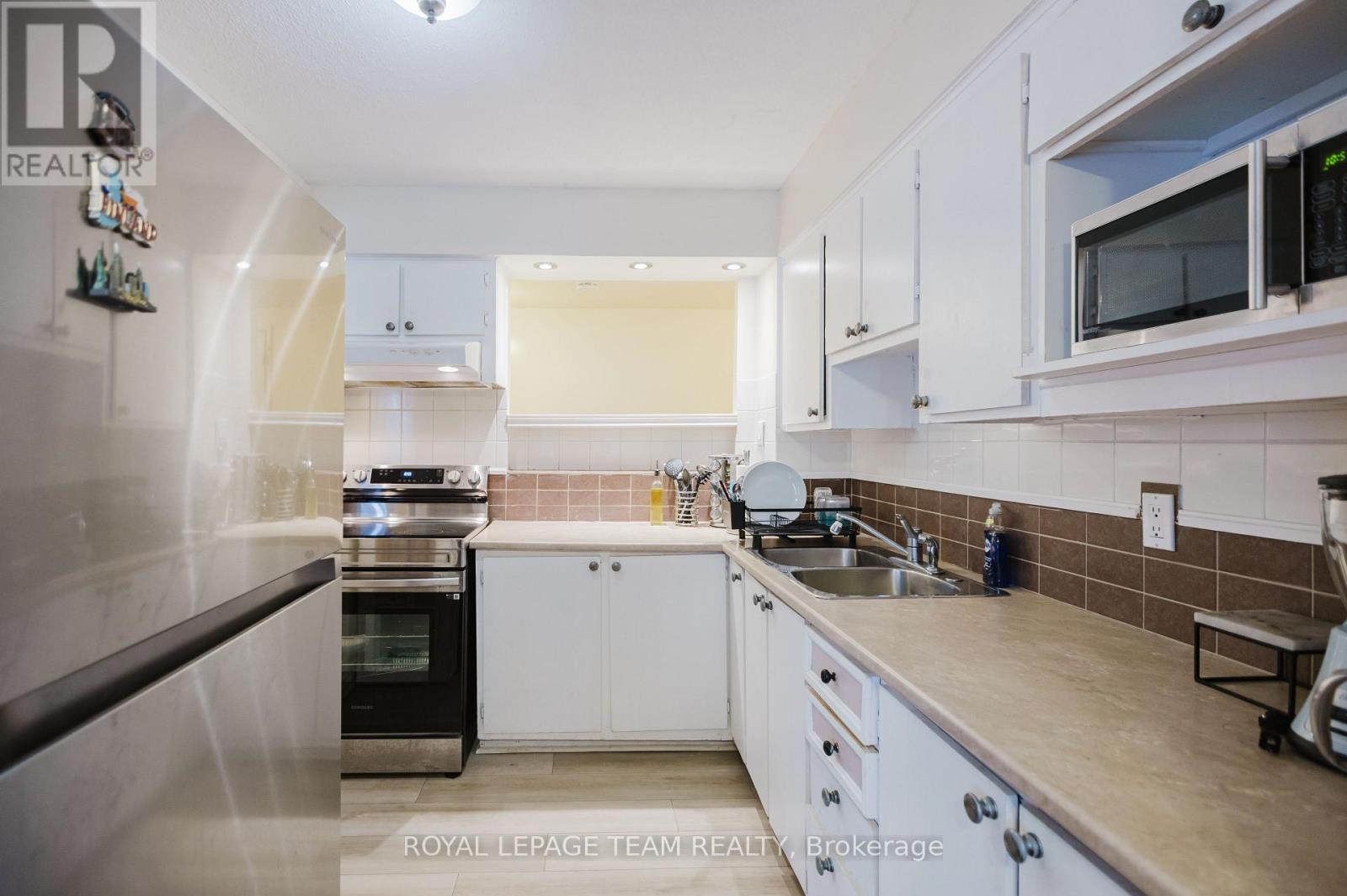 408A - 2044 Arrowsmith Drive, Ottawa, ON - Indoor Photo Showing Kitchen With Double Sink