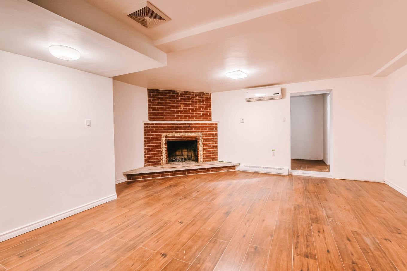 Salle familiale - 3990 Rue Plouffe, Montréal (Ahuntsic-Cartierville), QC - Indoor Photo Showing Other Room With Fireplace