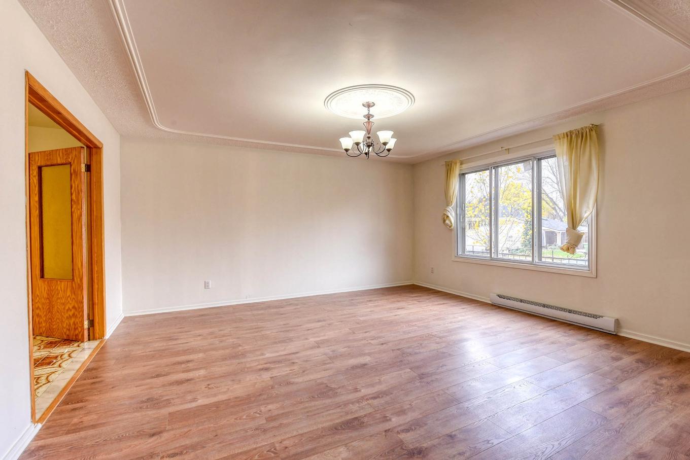 Salon - 3990 Rue Plouffe, Montréal (Ahuntsic-Cartierville), QC - Indoor Photo Showing Other Room