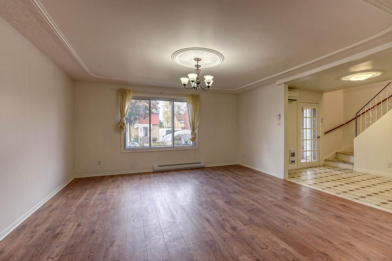 Salon - 3990 Rue Plouffe, Montréal (Ahuntsic-Cartierville), QC - Indoor Photo Showing Other Room