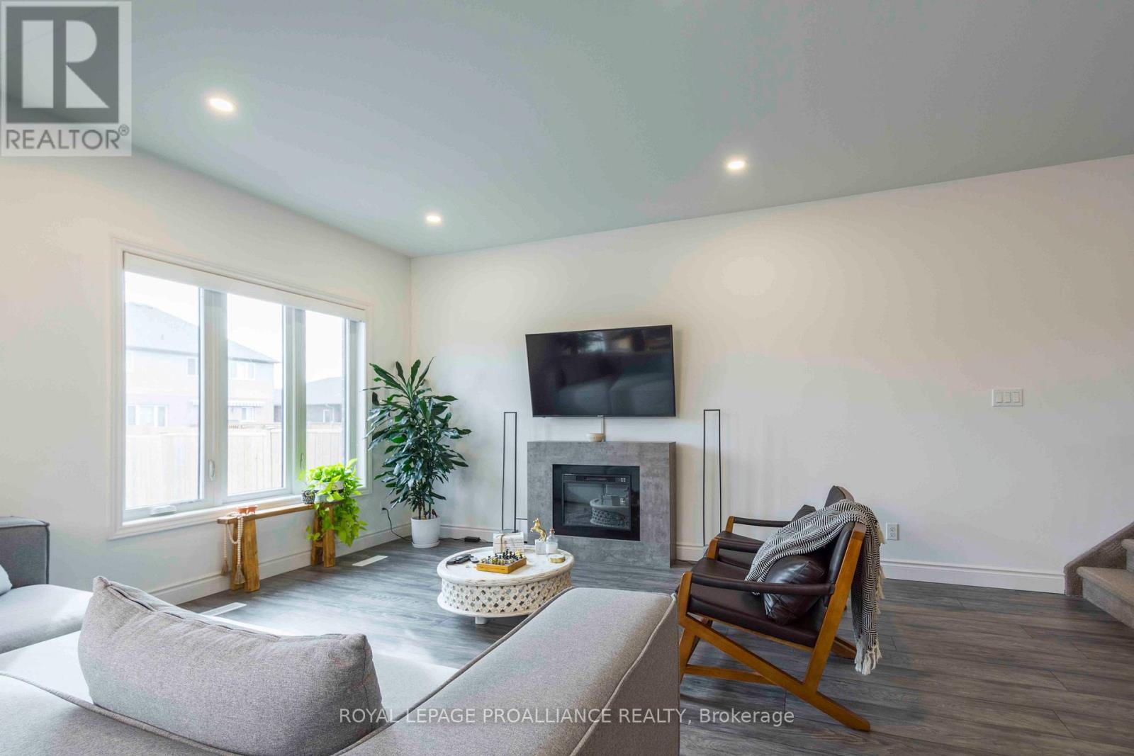 92 Ledgerock Court, Quinte West (Sidney Ward), ON - Indoor Photo Showing Living Room With Fireplace
