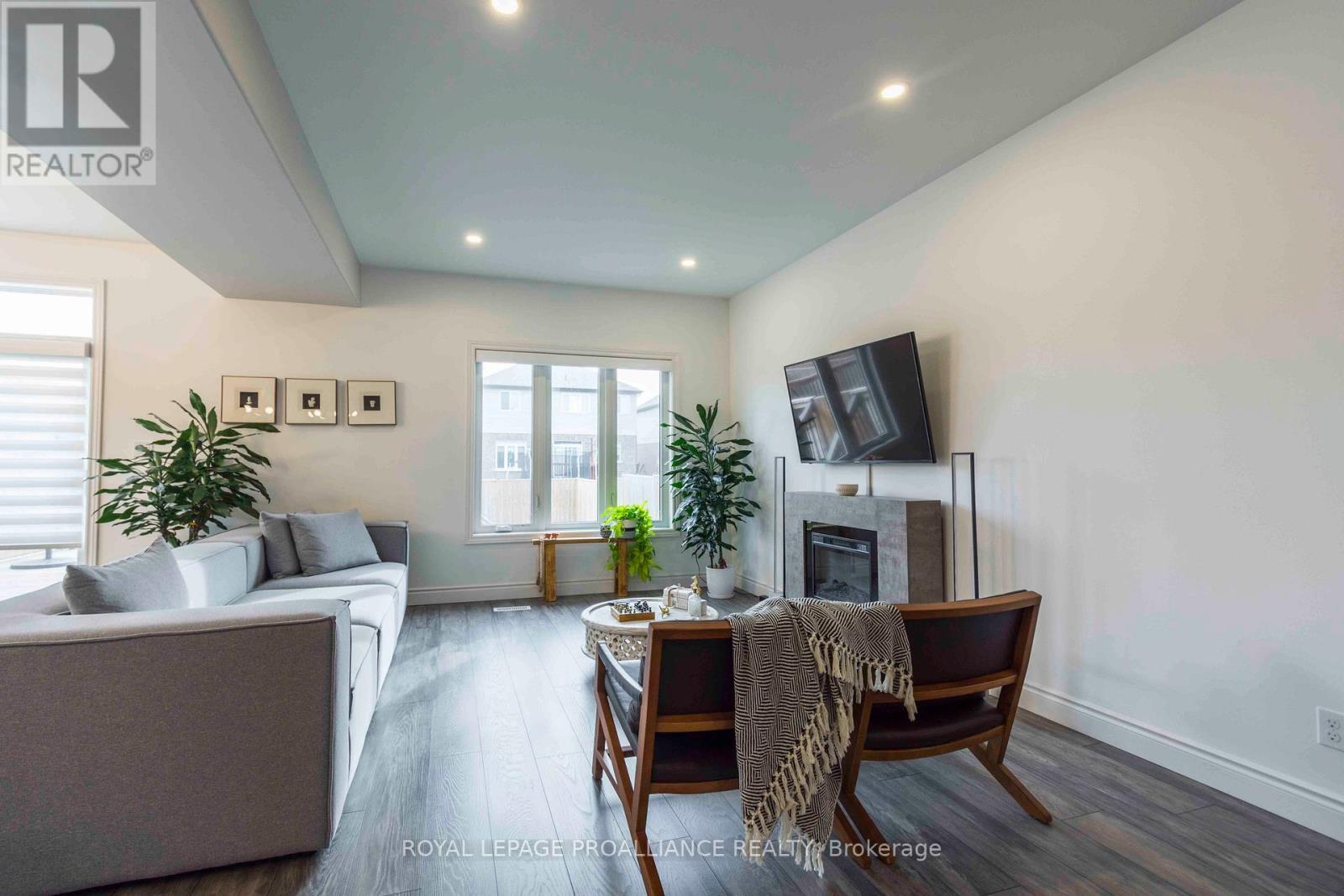 92 Ledgerock Court, Quinte West (Sidney Ward), ON - Indoor With Fireplace
