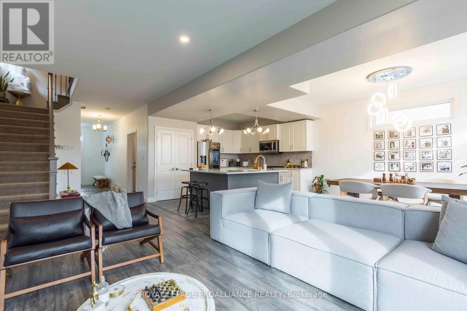 92 Ledgerock Court, Quinte West (Sidney Ward), ON - Indoor Photo Showing Living Room