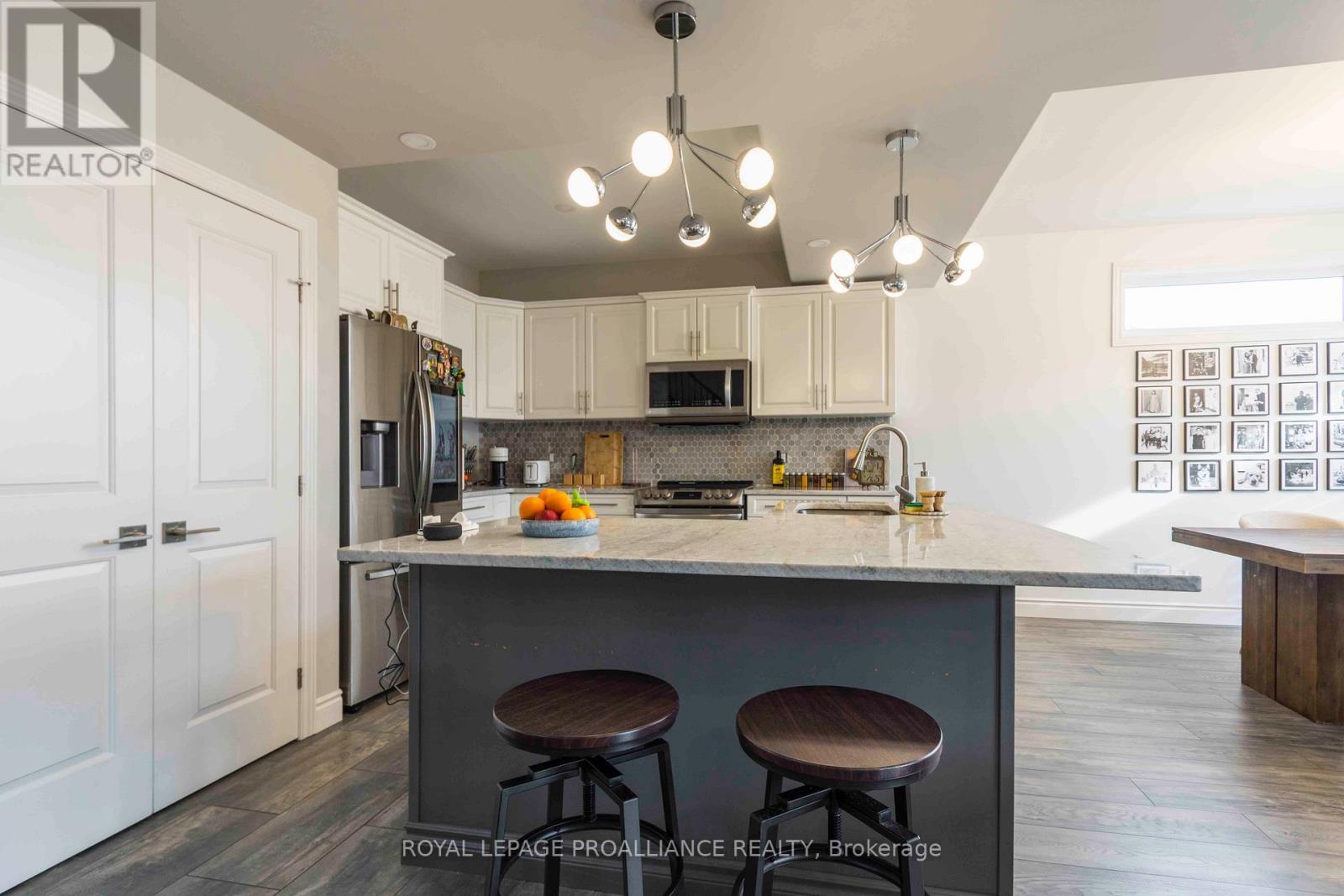 92 Ledgerock Court, Quinte West (Sidney Ward), ON - Indoor Photo Showing Kitchen With Upgraded Kitchen