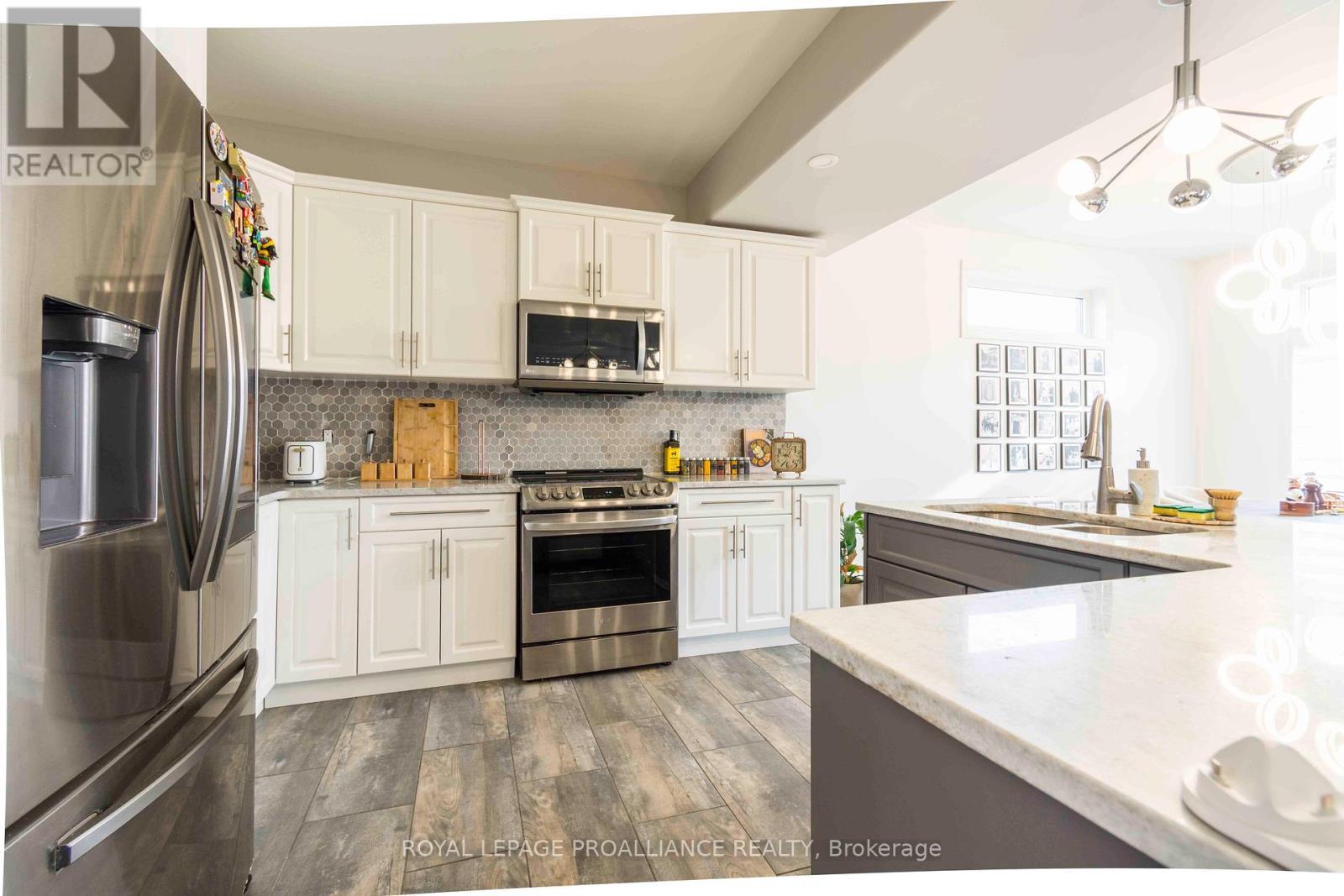92 Ledgerock Court, Quinte West (Sidney Ward), ON - Indoor Photo Showing Kitchen With Upgraded Kitchen
