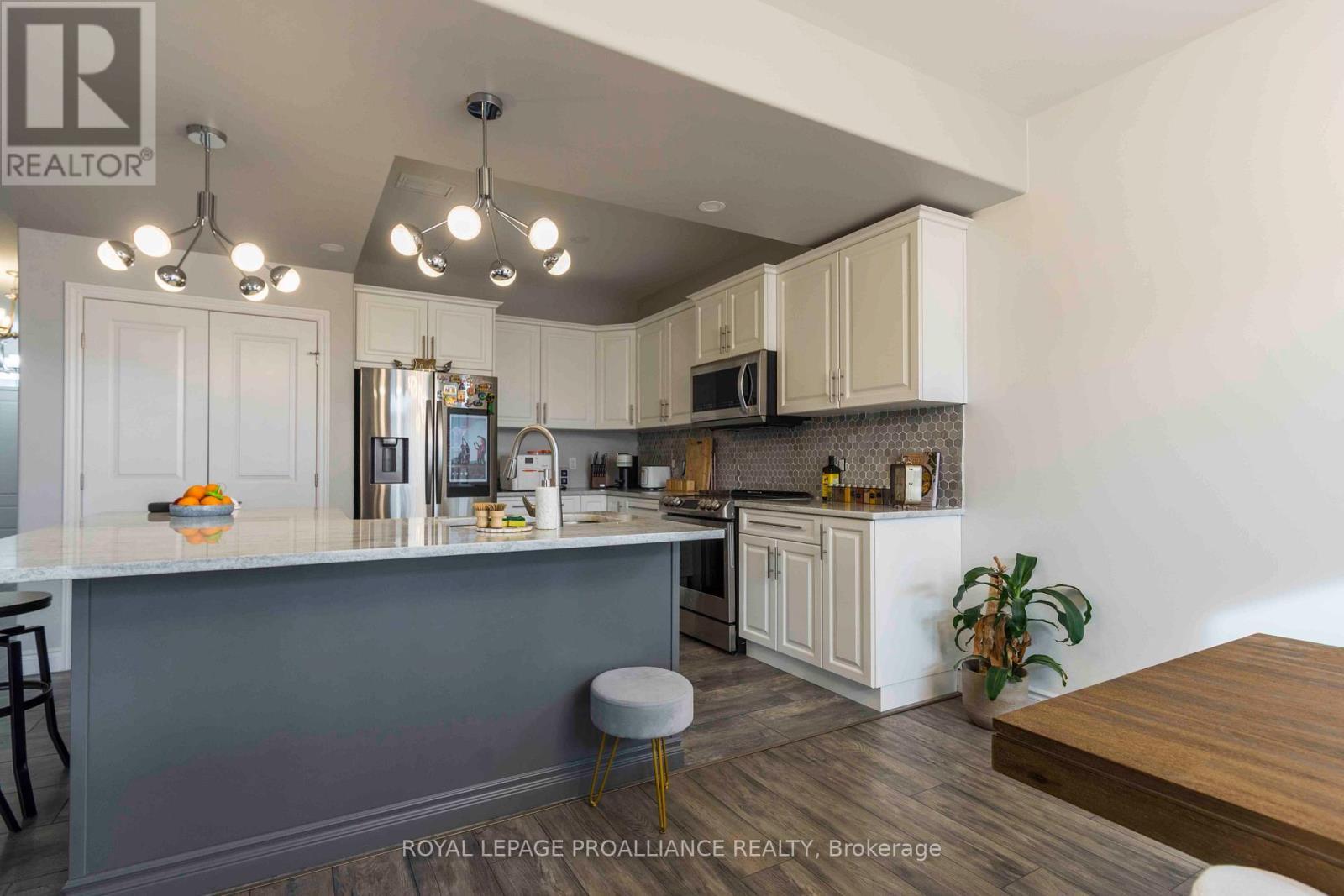 92 Ledgerock Court, Quinte West (Sidney Ward), ON - Indoor Photo Showing Kitchen With Upgraded Kitchen