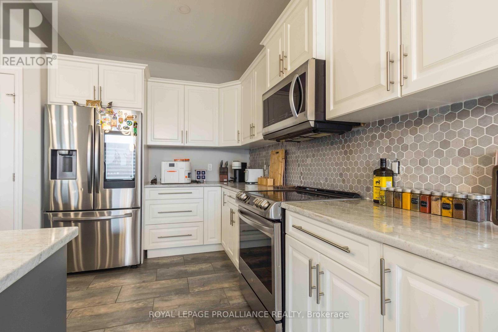 92 Ledgerock Court, Quinte West (Sidney Ward), ON - Indoor Photo Showing Kitchen With Upgraded Kitchen