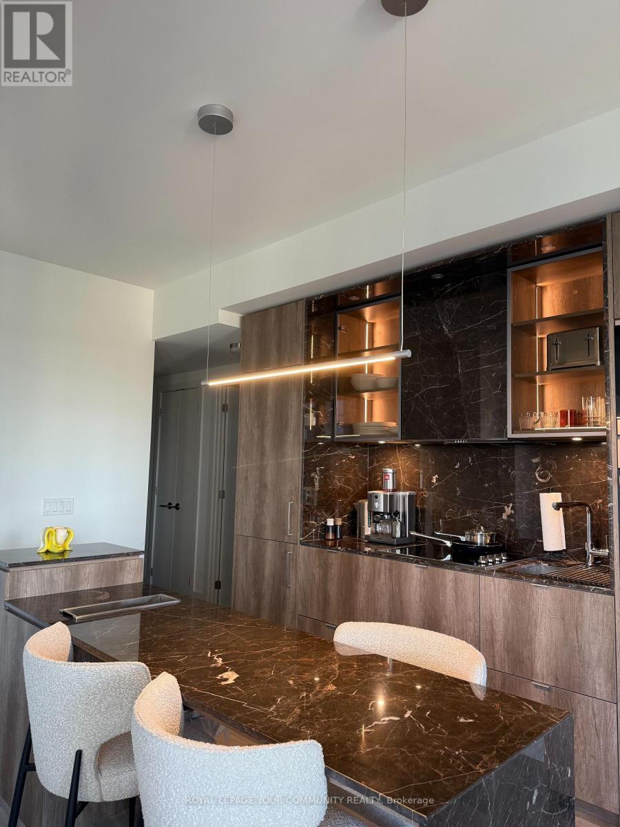 1105 - 11 Yorkville Avenue S, Toronto, ON - Indoor