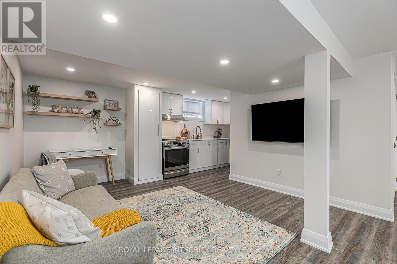 B - 19 Sherry Lane, Ottawa, ON - Indoor Photo Showing Living Room