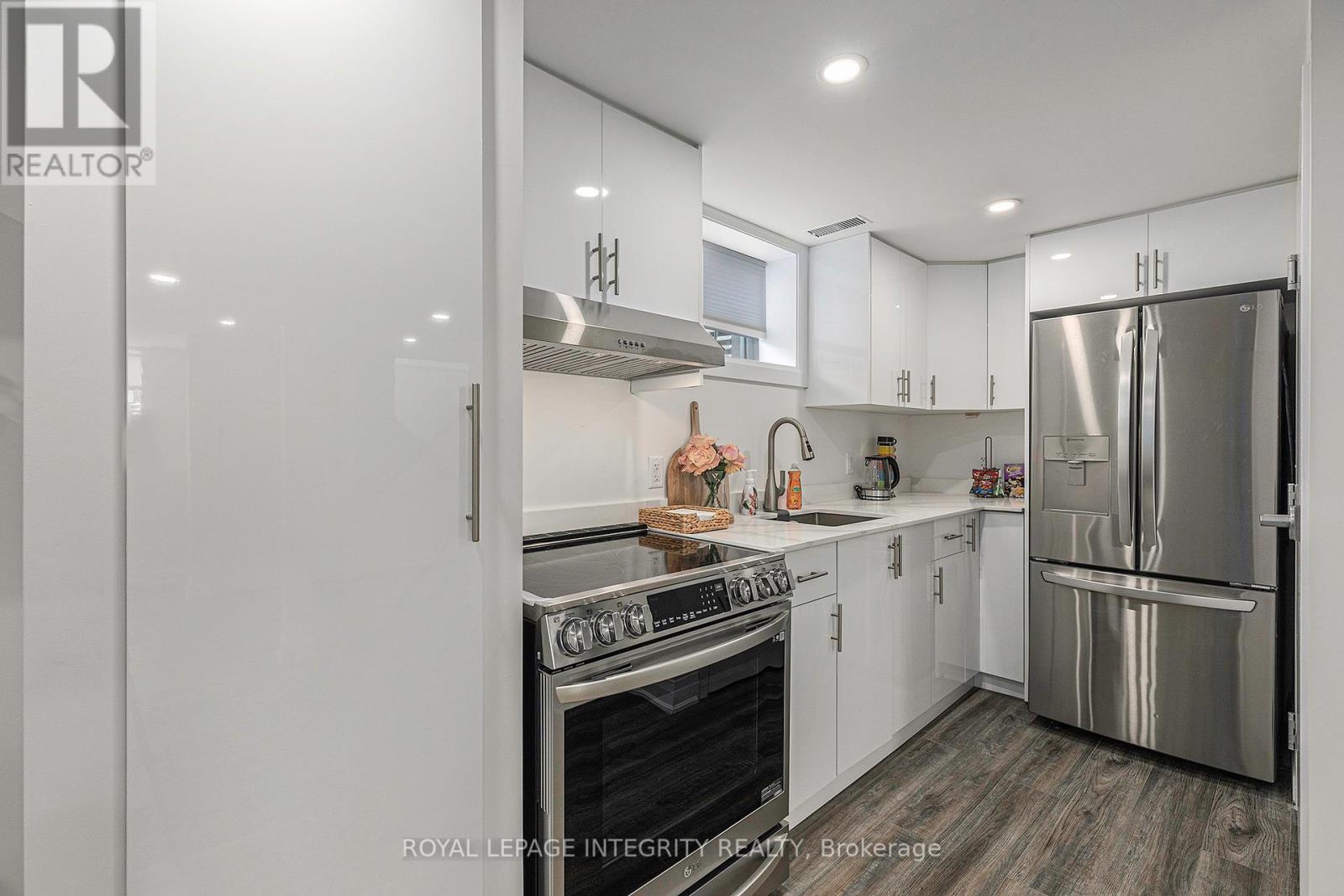 B - 19 Sherry Lane, Ottawa, ON - Indoor Photo Showing Kitchen