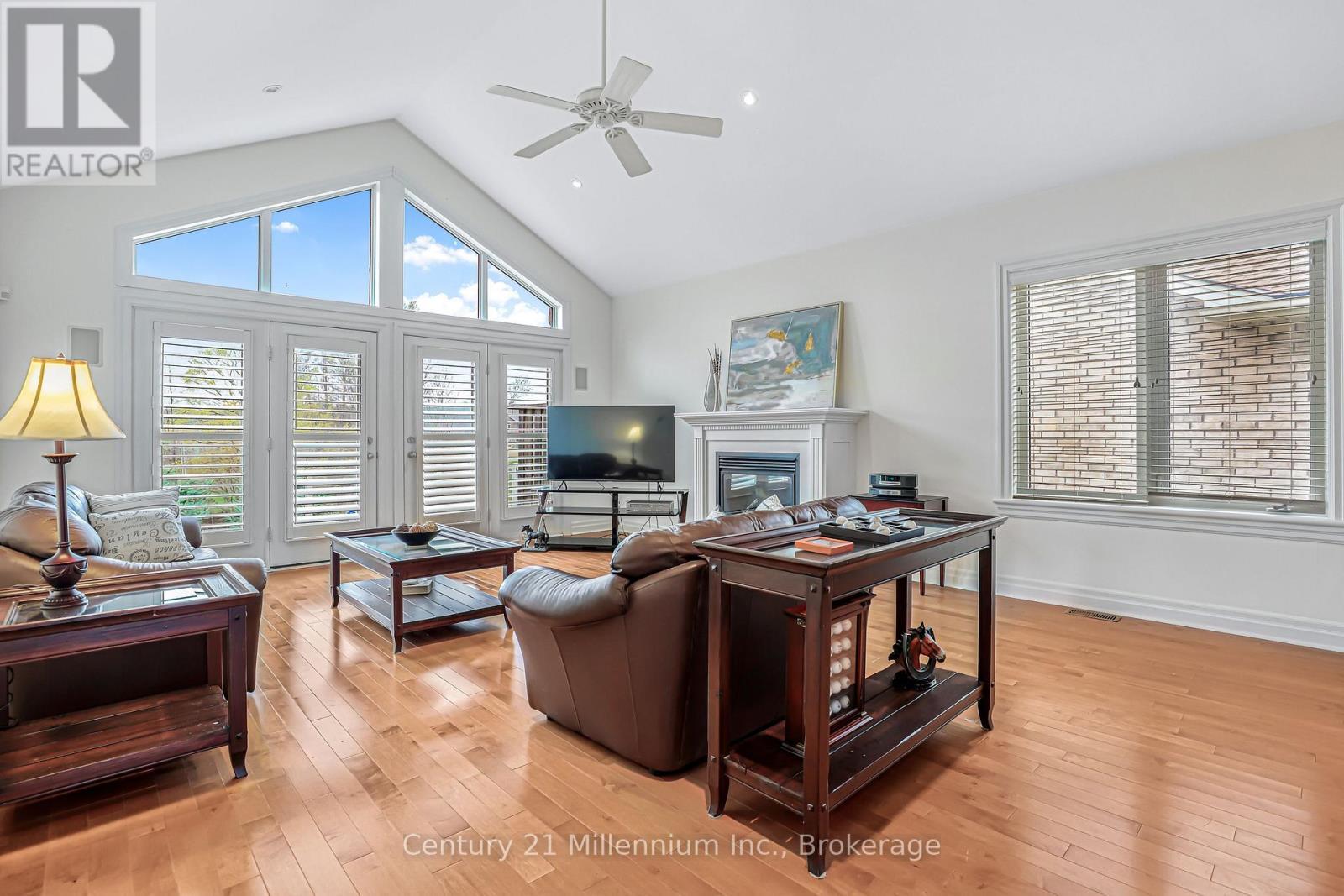6 Glen Abbey Court, Meaford, ON - Indoor Photo Showing Living Room With Fireplace