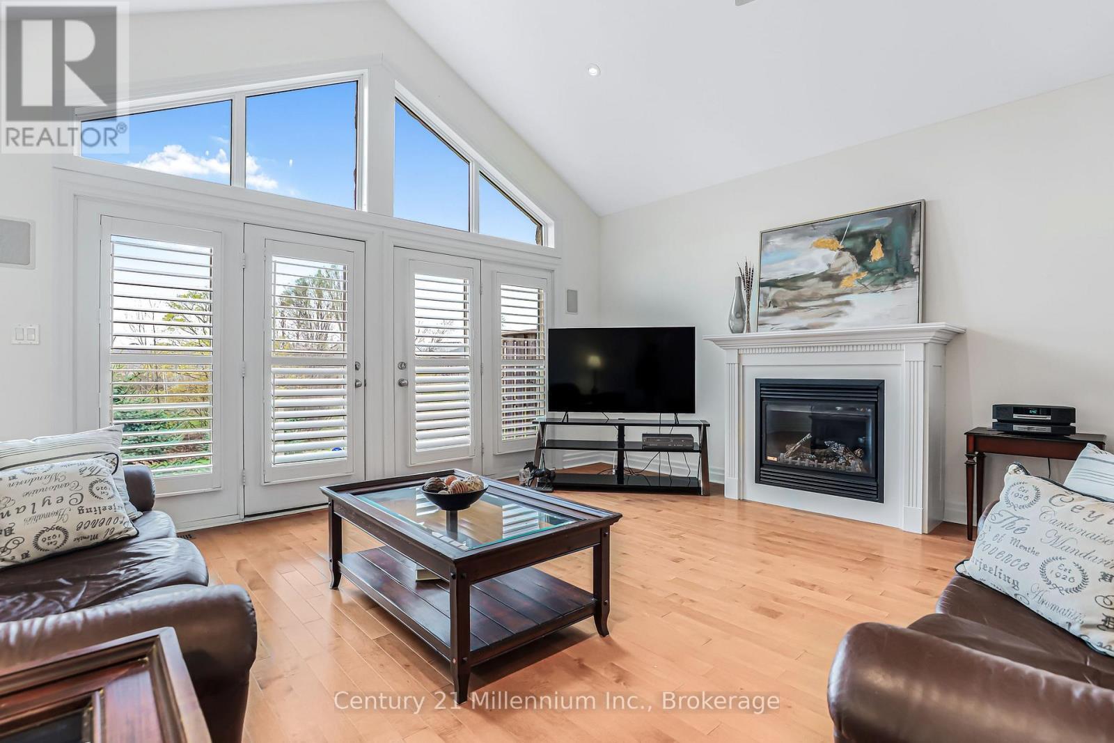 6 Glen Abbey Court, Meaford, ON - Indoor Photo Showing Living Room With Fireplace