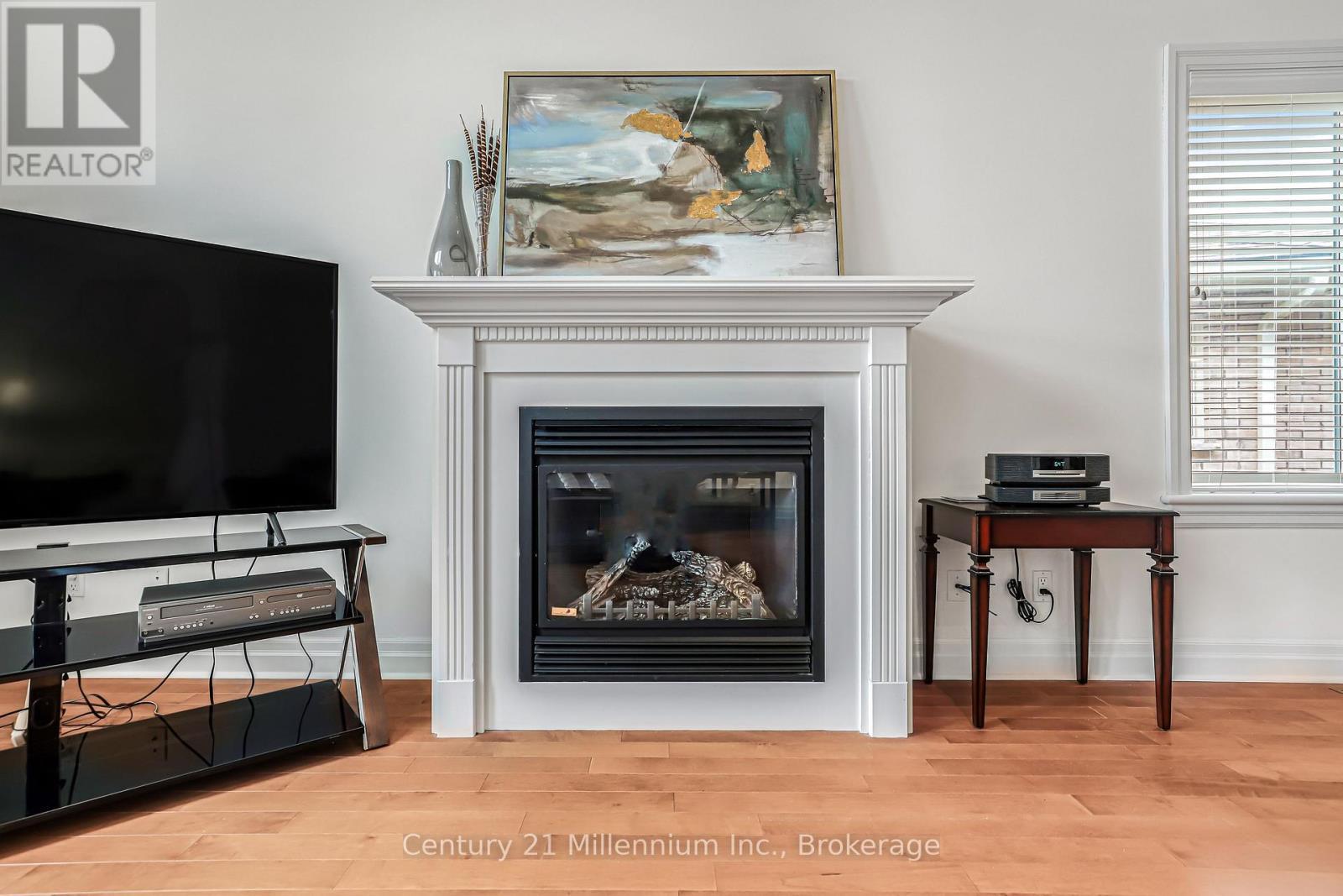 6 Glen Abbey Court, Meaford, ON - Indoor Photo Showing Living Room With Fireplace