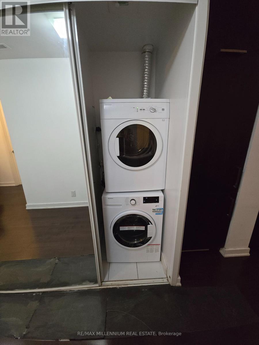 1112 - 14 York Street, Toronto, ON - Indoor Photo Showing Laundry Room