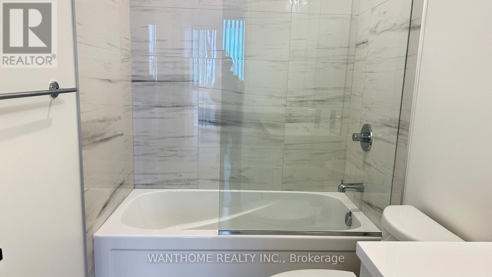 2809 - 8 Interchange Way, Vaughan, ON - Indoor Photo Showing Bathroom