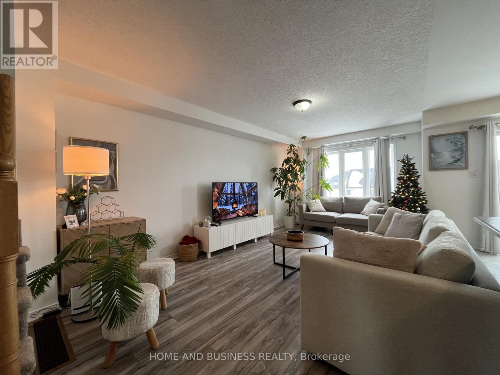 25 Allcroft Court, Hamilton, ON - Indoor Photo Showing Living Room