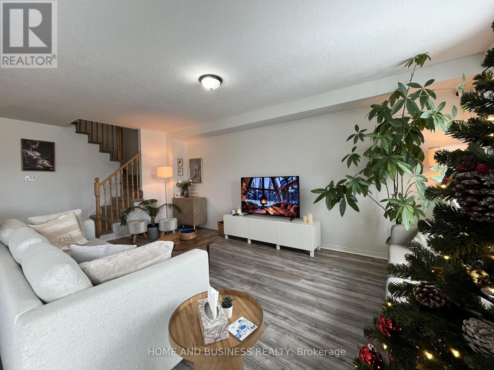 25 Allcroft Court, Hamilton, ON - Indoor Photo Showing Living Room