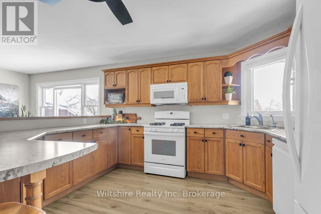 436 Broadway Street, Tillsonburg, ON - Indoor Photo Showing Kitchen