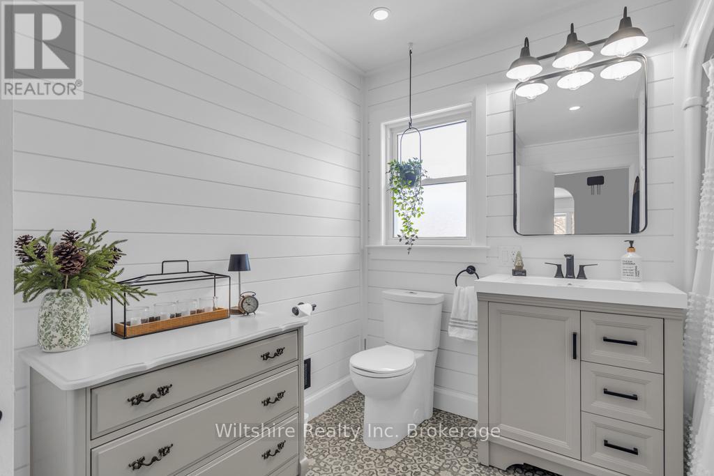 436 Broadway Street, Tillsonburg, ON - Indoor Photo Showing Bathroom