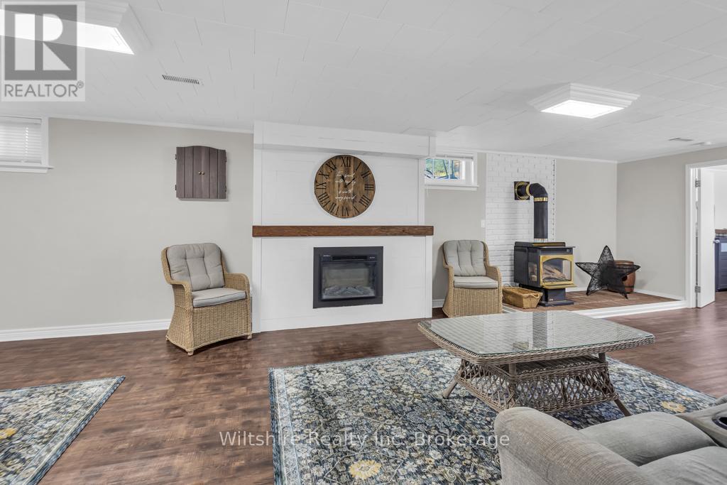 436 Broadway Street, Tillsonburg, ON - Indoor Photo Showing Living Room With Fireplace