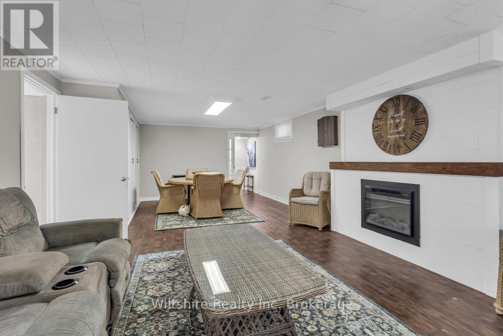 436 Broadway Street, Tillsonburg, ON - Indoor Photo Showing Living Room With Fireplace
